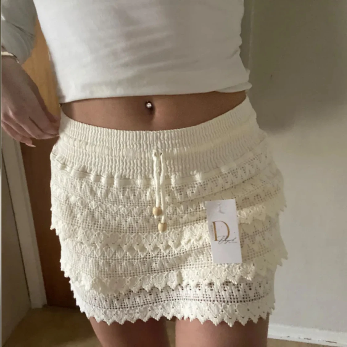 Vit virkad minikjol med snörning - 1