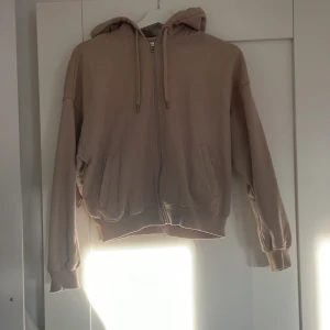 Beige hoodie med dragkedja från STAY - Beige hoodie från STAY i storlek XS. Mjuk insida, huva med snörning och dragkedja framtill. Nästan aldrig använd och är i väldigt bra skick!🥰💕