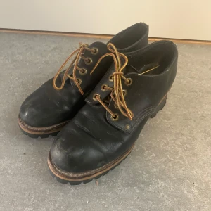 Skor Vibram - Snygga skor från Vibram! Uppskattad storlek 36-37. Fint skick, lite slitna. 