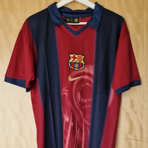 Fc Barcelona Cactus Jack edition 24-25 - Fc Barcelona Cactus Jack edition 24-25. Nyskick. Storlek: Small