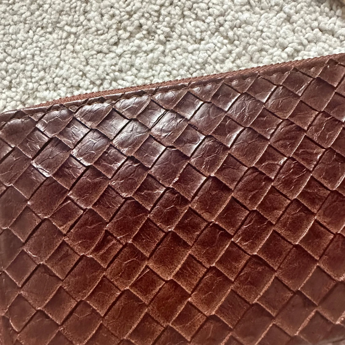 Brun flätad plånbok i skinn - 1