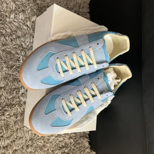 Maison Margiela gats - Säljer dessa feta skor, perfekta för minimalistisk stil och till sommar. Köpta secondhand, de är i nästan perfekt skick. Anledning till att de säljs är att jag är reseller och resellsr de. Priset är ej hugget i sten och kan diskuteras vid snabb affär. Allt på bilderna ingår. 