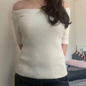 Vit ribbad offshoulder topp - Supersnygg topp från Lindex!