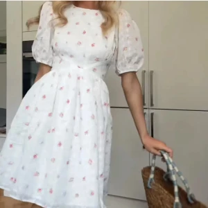 Blommig klänning - Hej jag säljer en helt ny klänning från hm i storlek S. Det är lånade bilder men det är bara och skriva om fler men det är helt ny med prislapp. Pris går även att diskuteras😋