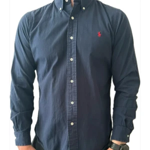 Ralph Lauren skjorta - Säljer min fina Ralph Lauren skjorta och den är typ lite randig som man ser på bilderna. Men det märks inte så mycket. Den har inga defekter och är som ny. Skriv om du har några funderingar:)