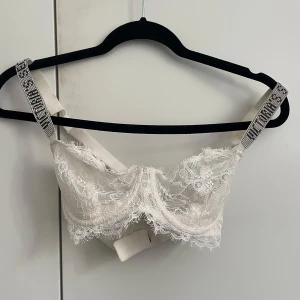 Vit spets-BH från Victoria’s Secret  - Vit spets-BH från Victoria’s Secret i storlek 75C.