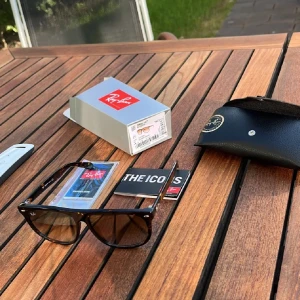 Ray-Ban Boyfriend RB4147 solglasögon - Säljer ett par Ray-Ban Boyfriend RB4147 solglasögon med brunmelerad båge och bruna gradientglas. Kommer med originalfodral, putsduk och box(ALLT PÅ BILD MEDFÖLJER).              Nypris 1309kr. Vid frågor skicka meddelande 🙂👍