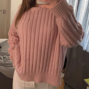 Rosa stickad tröja - Mysig rosa stickad tröja med breda ribbade ränder och rund halsringning. Storlek M men har själv XS-S o passar bra. Den har 2 fläckar som syns om du kollar noga men annars helt perfekt 
