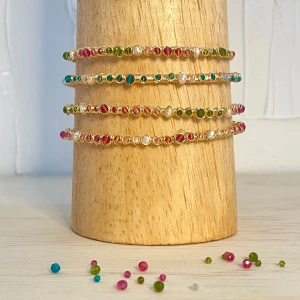 Handgjort armband – sötvattenspärlor & glaspärlor - Unikt armband gjort för hand med äkta sötvattenspärlor, glaspärlor och oxideringsbeständig silver- eller guldfärgad koppartråd. Varje armband är skapat med noggrannhet och kärlek – och kan färgkombineras efter dina önskemål för att passa just din stil! (Se sista bild för möjliga färger)  🌸Tips: Undvik vatten & parfym för att hålla det lika fint länge. DM för beställning, färgval eller frågor!