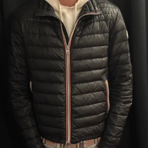 Daniel guibbotto moncler jacka - Säljer en svart Moncler Daniel guibbotto jacka som jag fått i present. Nypriset är ca 7000 kronor. Det finns defekter men inget större synligt. Jackan är i storlek 2 som motsvarar s-m. jackan är 100% äkta och om man vet hur man legit checkar så kan man se det. Skriv till mig om ni undrar något😊