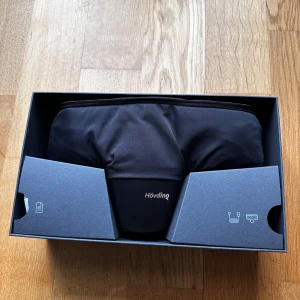 Svart cykelairbag från Hövding - Säljer en svart cykelairbag från Hövding, designad som en krage som bärs runt halsen. Perfekt för dig som vill ha extra säkerhet på cykeln utan att använda traditionell hjälm. Snygg och diskret design med justerbart spänne. Kommer med laddare och låda.