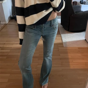 Lågmidjade bootcut jeans  - Ljusblåa lågmidjade jeans 