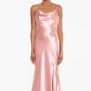 Rosa balklänning  - Fin rosa balklänning från True Decadence i siden. Använd endast en gång och har inga defekter och är kemtvättad, den är alltså i nyskick🩷orginalpris 1399