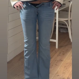 Ljusblå bootcut jeansbyxor - Har inga mått, är 173 o dom är lite för korta för mig, skulle säga att dom passar nån som har xxs-s