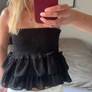 Volang topp - Svart Volangkjol som går att använda både som topp och kjol ⭐️ Storlek XS men är stretchig så passar större också!! Fint skick, knappt använd 💗 Nypris 399kr!!!