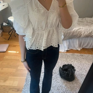 vit blus zara - säljer denna as snygga blus från zara🥰 köpt på vinted men säljer då den inte passade mig, lånade bilder!! 