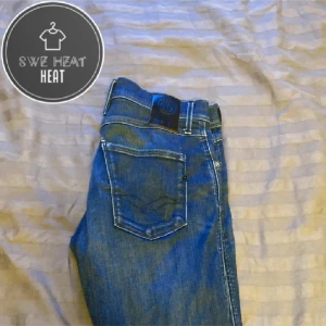Blå jeansbyxor från Replay - Snygga blå jeans från Replay med klassisk femficksdesign och raka ben. Byxorna har normal passform och är tillverkade i slitstarkt denim. Perfekta för dig som vill ha ett par stilrena och bekväma jeans till vardags.