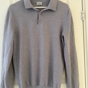John Henric Grå Pikétröja i merinoull - Grå Pikétröja från John Henric i 100% merinoull. Använd ett fåtal gånger, säljes pga för liten storlek.