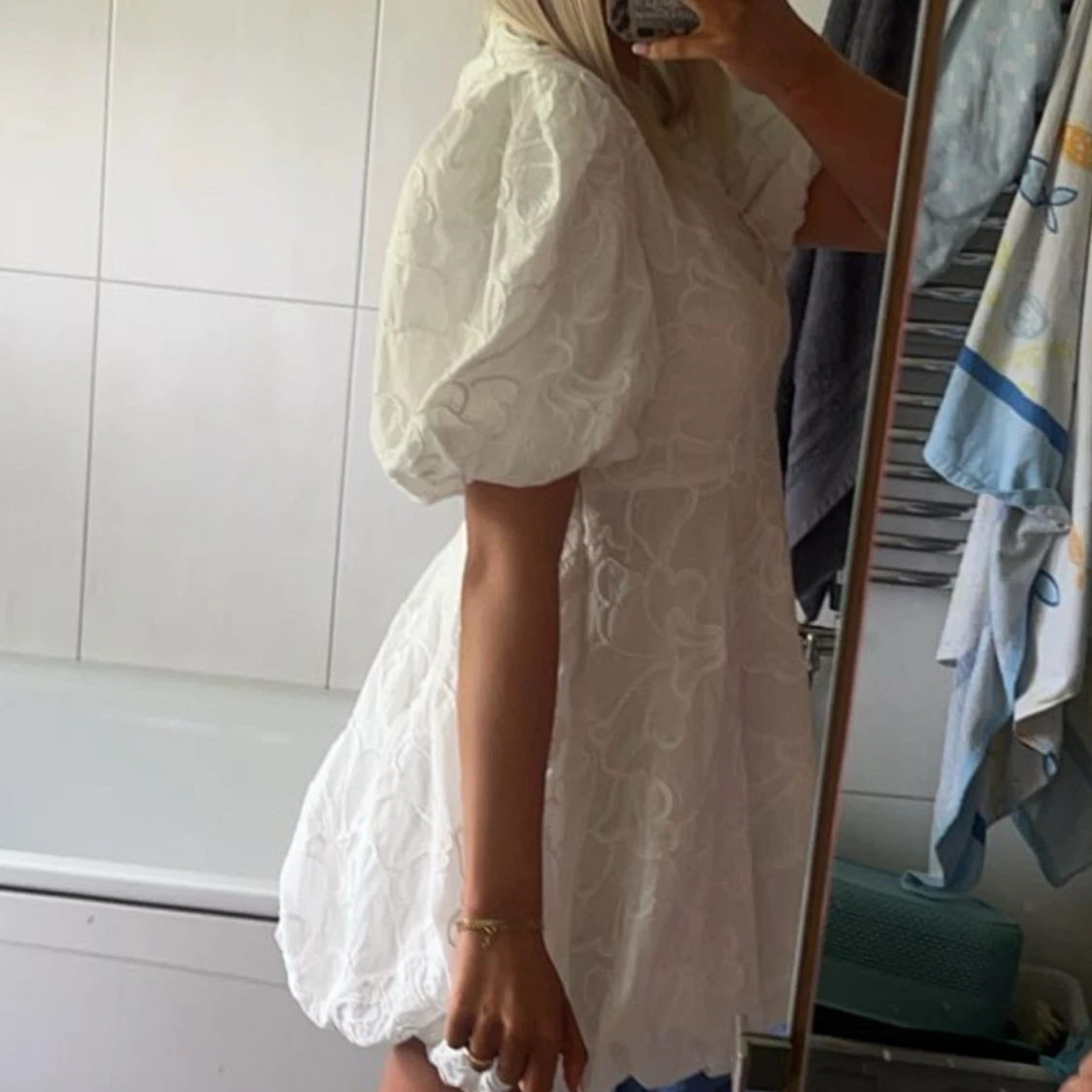 Vit kortklänning med puffärm och blommönster - 2