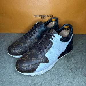 Louis Vuitton run away skor - Snygga sneakers från Louis Vuitton med ikoniskt monogrammönster i brunt, svart och vitt.                                   Fint skick men några defekter (skriv så kan jag skicka tydligare bild) ✅                                                               Storlek: 44                                                                                            Inget og ingår ❌                                                                        Rabatt om man följer ✅