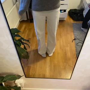 Vita bootcut jeans - Säljer ett par jättefina och populära jeans från H&M. Jättesköna men tyvärr för korta för mig men passar min kompis på bilden som är 167, storlek 40 men skulle kanske mer säga 38💓💓