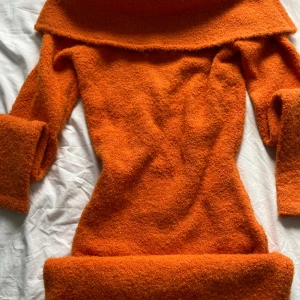 off shoulder klänning - säljer denna oranga klänning som aldrig kommit till användning. Klänningen är i storlek XS men funkar perfekt som S från H&M.