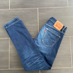 Levi's 511 blå jeans - Säljer ett par klassiska blå Levi's 511 jeans med normal passform och raka ben. Storlek 33/32 i mycket fint skick, bara att skriva vid fler funderingar!
