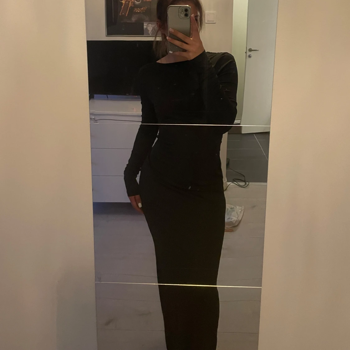 Svart långklänning med öppen rygg