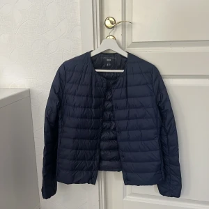 Jacka - Säljer nu denna jacka som passar perfekt inför våren i mörkblå från uniqlo!! Köpt för 800 och aldrig använd! Pris kan diskuteras