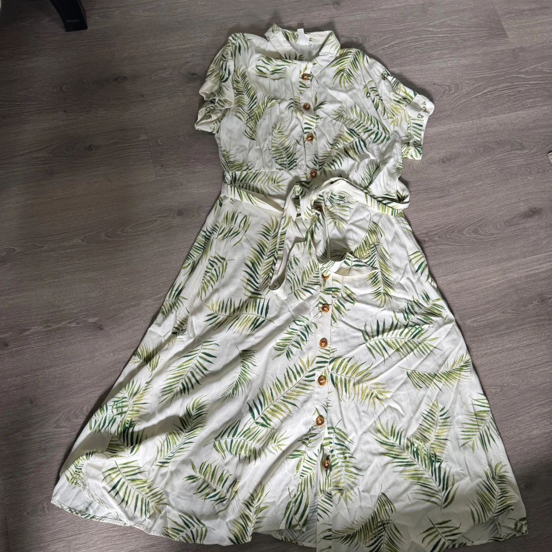 Vit klänning med grönt palmbladsmönster från H&M