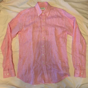 Linneskjorta rosa John Henric  - Fräsch rosa linneskjorta från John Henric | Storlek 39, passar perfekt på dig som är ca 185cm | Väldigt fint skick | Helt perfekt nu till sommaren, passar både uppklädd eller avslappnat | Tveka inte att höra av dig om frågor! 