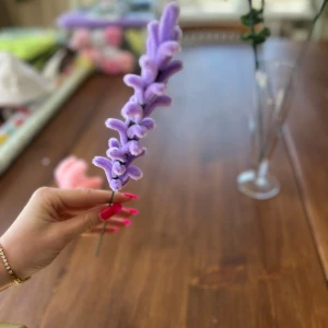 Handgjorda blommor i pastellfärger - Säljer ett set med handgjorda blommor i mjuka pastellfärger. Blommorna är tillverkade av piprensare och finns i lila, rosa, vit, ljusgul och blå. Perfekta som dekoration eller accessoar till olika tillfällen. Tar beställningar med dina krav 