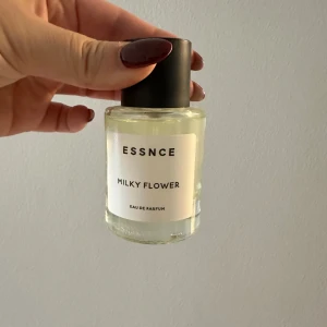 ESSNCE Milky Flower Eau de Parfum - Parfymflaska från ESSNCE. Doften heter Milky Flower. Perfekt för dig som gillar blommiga och mjuka doftnoter. Endast testad! 