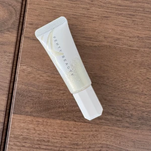Fenty beauty highlighter - Hej, säljer denna fenty liquid highlightern fick den i present och använder inte highlighter så den är helt oanvänd om ni har några frågor är det bara att skriva 