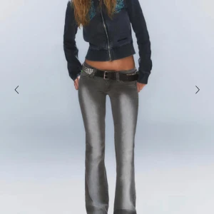 Grå bootcut jeans - Säljer dessa populära jeans från weekday! Säljer då de inte kommer till användning. De har endast används ett fåtal gågner och är stort sett i perfekt skick!