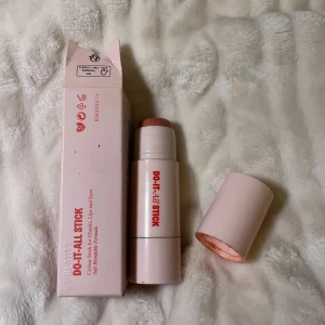 Blush stick - Multistick i färgen Teddy Matte från Woke Up Like This. Kan användas som rouge, läppstift och ögonskugga. Färg Teddy.