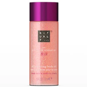 Ny!Rituals The Ritual of Yozakura Shimmering Body Oil - Ny! Shimmering body oil från Rituals i serien The Ritual of Yozakura. Oljan har en rosa ton med skimrande glitter och doft av black rice och yoshino cherry. Kommer i en smidig flaska med lila lock, perfekt för att ge huden en glansig finish. 30ml