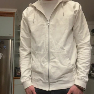 Vit/ beige zip hoodie NN07 - Säljer en zip hoodie från NN07 i storlek M, den är i mycket bra skick och knappt använd! Nypris 1499