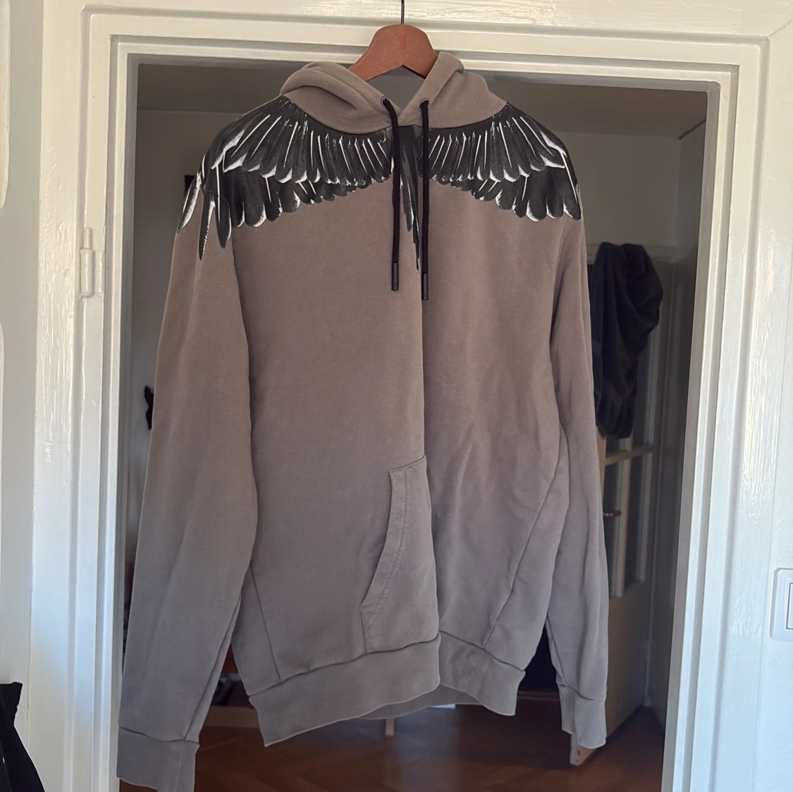 Grå hoodie med vingmönster från Marcelo Burlon