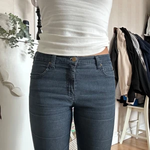 Lågmidjade bootcut jeans - Jätte snygga jeans som inte kommer till användning💗 De är i tunt matrerial och sitter perfekt i längden för mig som är 165 cm. Det står ingen storlek men passar bra på mig som har storlek S🥰Det finns några slitningar vid låren men inget som syns när man har på sig jeansen