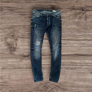 Jeans Adrian Hammond - Riktigt goa jeans med schyssta slitningar// Skriv vid funderingar