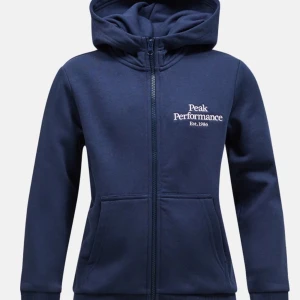 Marinblå zip up - Säljer min jättesnygga peak performance zip up!! Den är som i nyskick då jag knappt använt den eftersom det inte riktigt var min stil. Det står att storleken är M men den passar mer som en S då den är lite liten i storleken! Köpt för ca 1200 men säljer den mycket billigare trots nyskick. Hör gärna av er för frågor💕