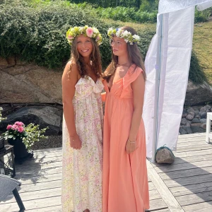 Sommarklänning - Säljer KLÄNNINGEN TILL VÄNSTER. Klänningen är från HM och använd en gång. Superfin till midssommar🫶🏽tyvärr är lappen bortklippt och jag vet därför inte vilken storlek det är, med skulle tro att det är S