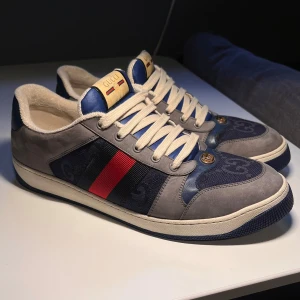 Gucci screener  - Väldigt omhändertagna skor som jag knappast använt. Fint skick och väldigt sköna skor. 