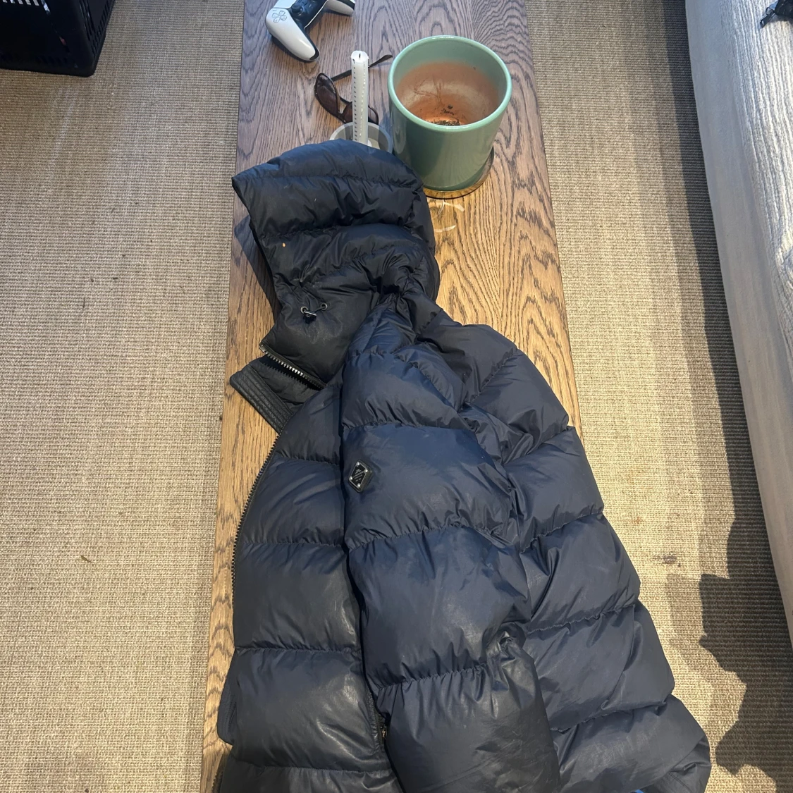 Svart pufferjacka med blått foder från j.lindberg