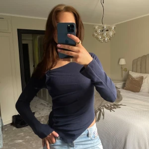 Marinblå topp - Supersnygg vardagstopp från zara, aldrig använd!