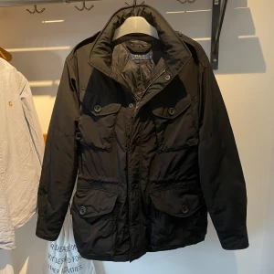 Ralph Lauren Fieldjacket - Säljer nu denna riktigt snygga field jackan från Ralph Lauren. Jackan är i toppenskick 9/10, och inga defekter förekommer. Storlek S/M. Perfekt för någon mellan 175-182 cm! Pris kan diskuteras!