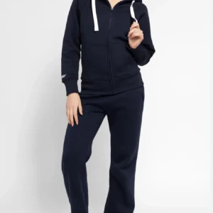 Mörkblå hoodie med dragkedja - Mysig mörkblå hoodie med vit dragsko och dragkedja framtill. Jackan har huva och fickor på sidorna, perfekt för en avslappnad stil. Passar bra till träning eller chill hemma. För fler bilder skicka privat. 