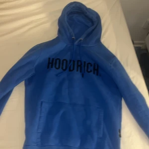Blå hoodie från Hoodrich - Säljer en blå hoodie från Hoodrich har lite skador och sånt som man kan se på bilderna men annars är den bra. 