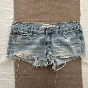  lågmidjade jeanshorts  - Nytt skick. Storlek 0 (XS/XXS). Rakt över midjemått: 37cm Gren: 16cm  Längd: 17cm (fram) 